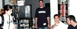 jeunes et intervenants au cafe graffiti galerie hiphop